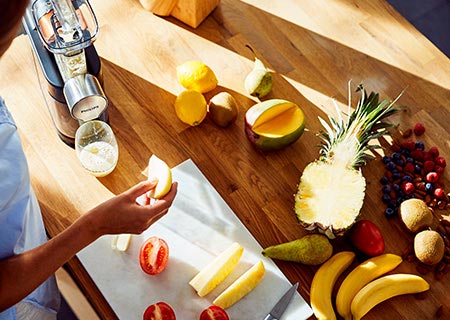 Kotitekoista mehua tuoreista raaka-aineista