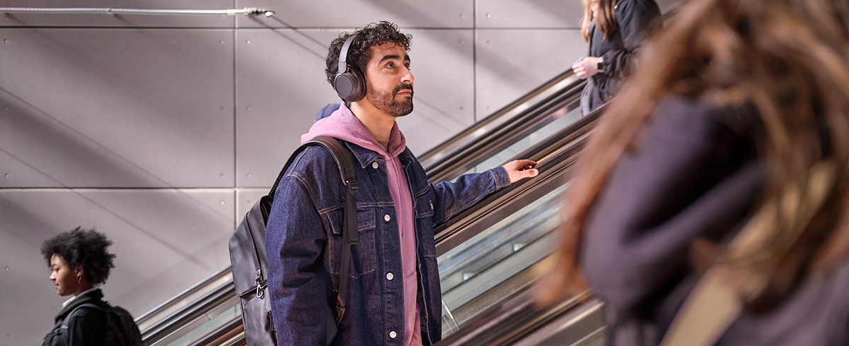 Mies k&auml;ytt&auml;&auml; Philipsin melua vaimentavia kuulokkeita