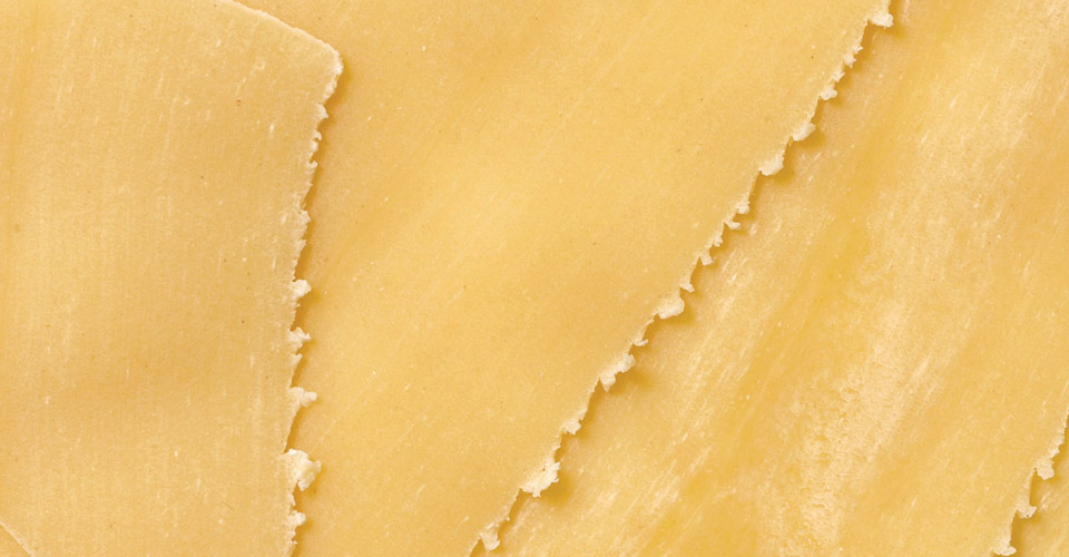 N&auml;in teet tuoreet lasagnelevyt k&auml;sin: