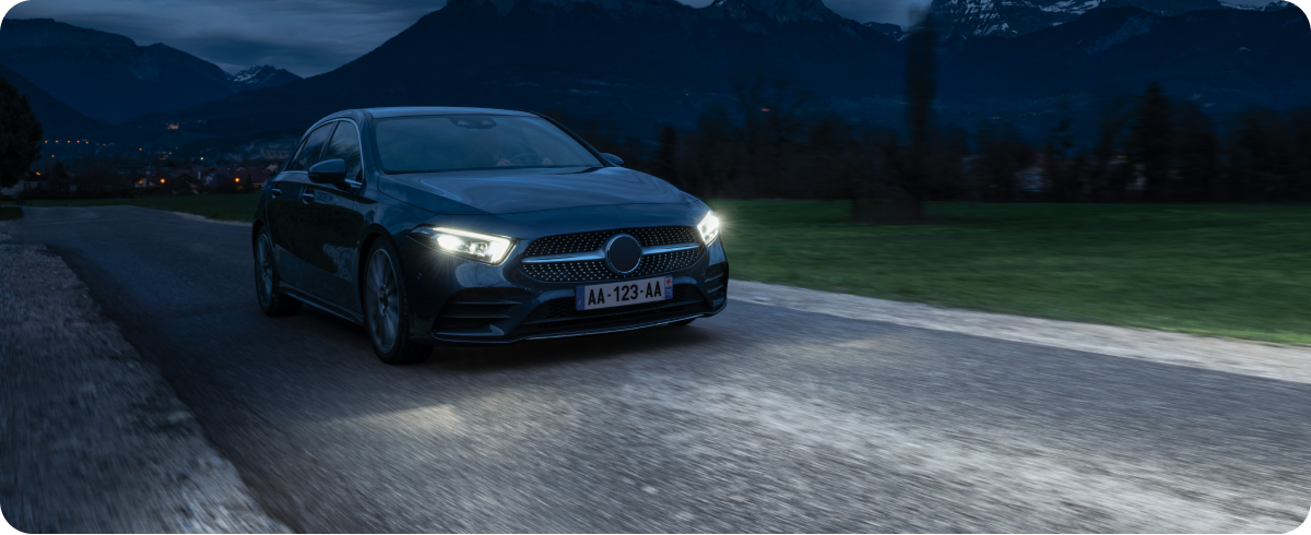 Nainen rannalla t&auml;ysin langattomat kuulokkeet korvissaan