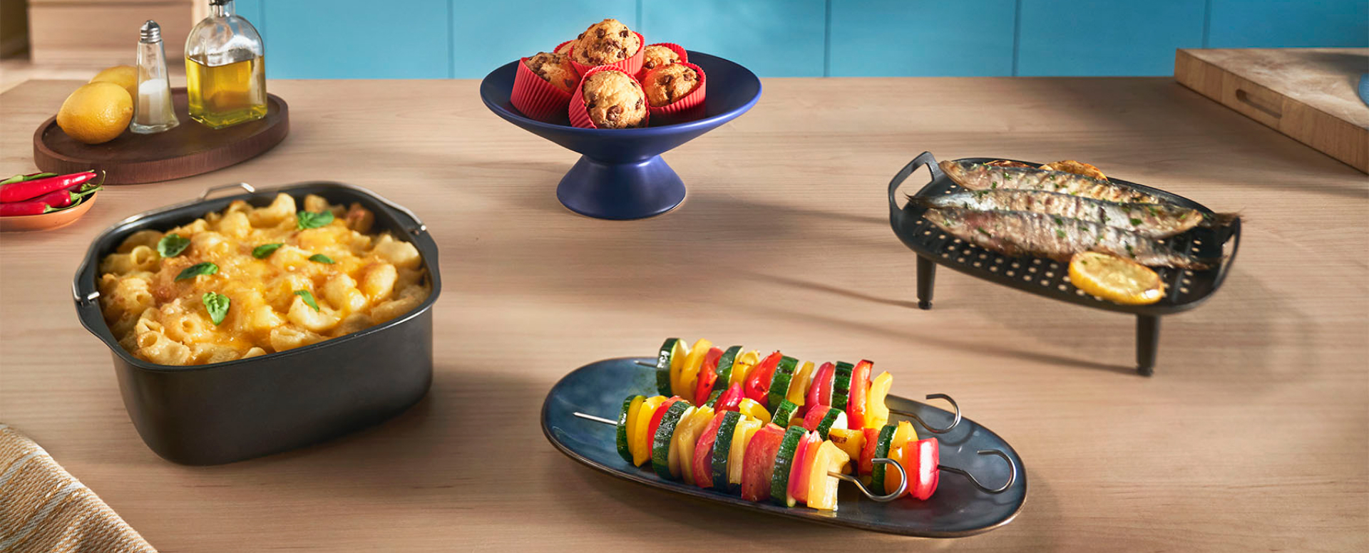 valikoima ruokia, jotka voi kypsent&auml;&auml; Airfryerilla ja lis&auml;varusteilla