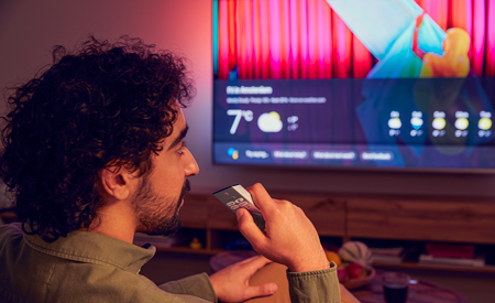 Smart TV:n &auml;&auml;niohjaustoiminto, mobiili