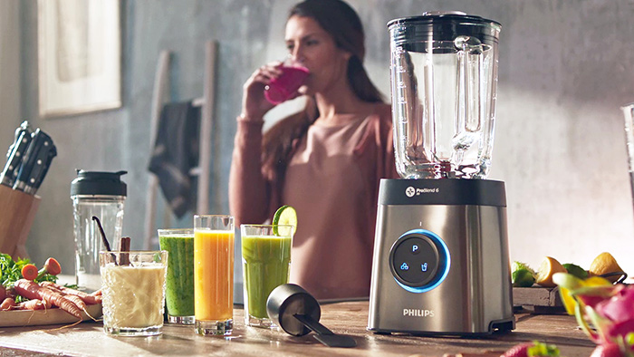 nainen k&auml;ytt&auml;&auml; Philips-tehosekoitinta