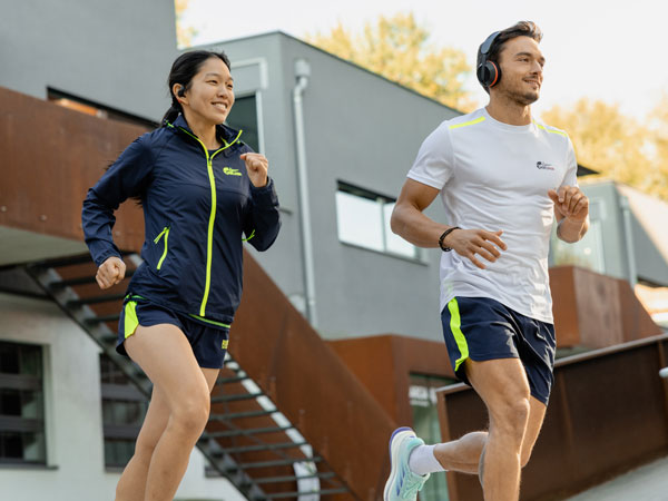 Kaksi juoksutapahtuman osallistujaa juoksemassa Philips-kuulokkeiden kanssa.